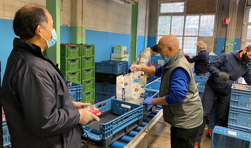 <p>Pakketten worden klaargemaakt bij de Voedselbank (foto: pr).</p>