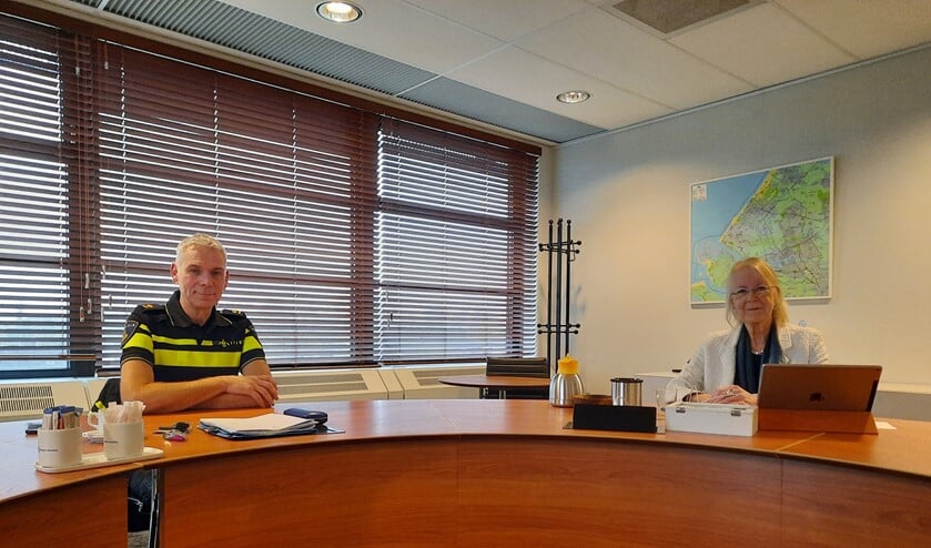 <p>Politiechef Gerard Anker en burgemeester Francisca Ravestein zien het handhaven in deze nieuwe situatie als een uitdaging.</p>