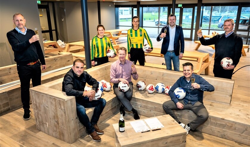 <p>De samenwerkingsovereenkomst wordt bekrachtigd met 2e van rechts Marc Duijs van Sport 2000 Voorburg (foto: Arnaud Roelofsz Fotografie).</p>