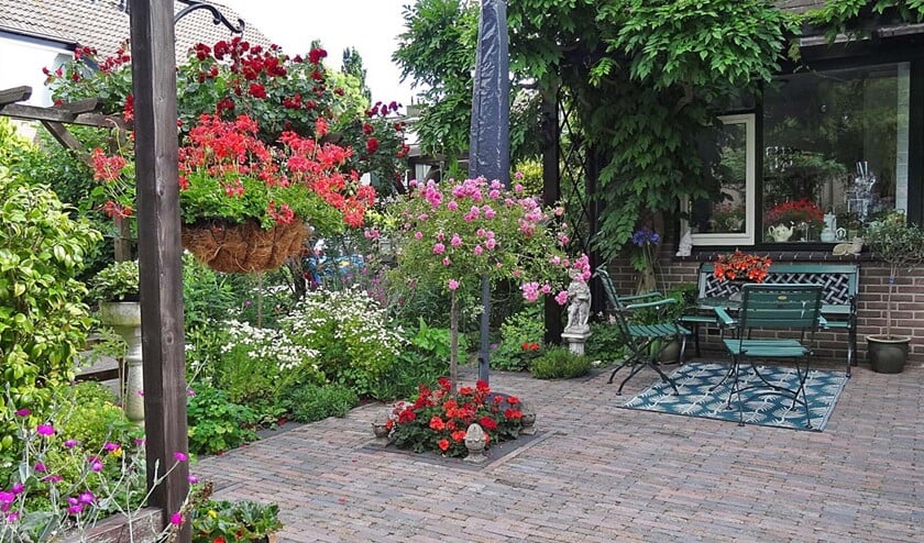 <p>De winnende tuin aan de Teylingen in Leidschendam had het gehele jaar door een bijzondere uitstraling en is een plaatje om naar te kijken. </p>