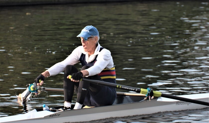 Bernard Luttikhuizen roeit al vele jaren (foto: Mignon Goossens).