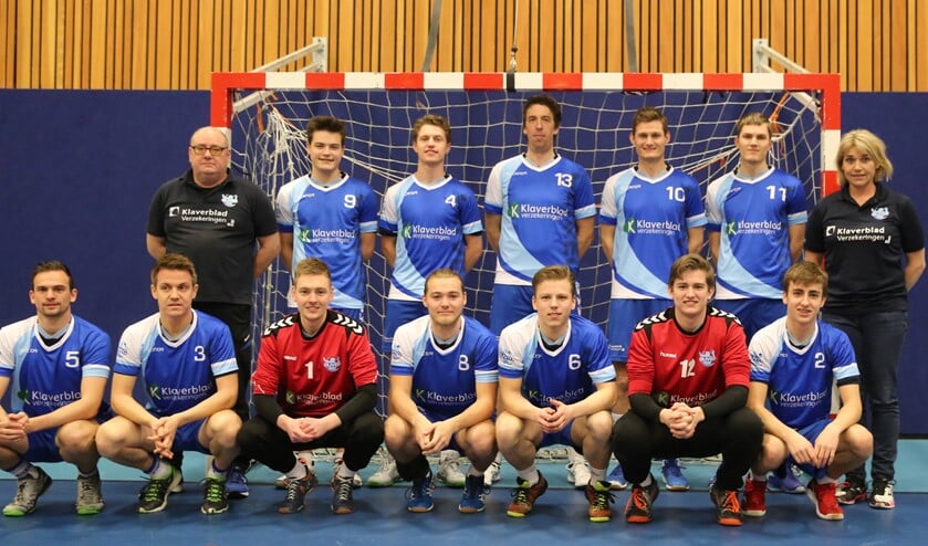 De herenselectie met scheidend coach Dennis Teeuw vlak voor de laatste thuiswedstrijd eind februari (foto Mieke van Veen)