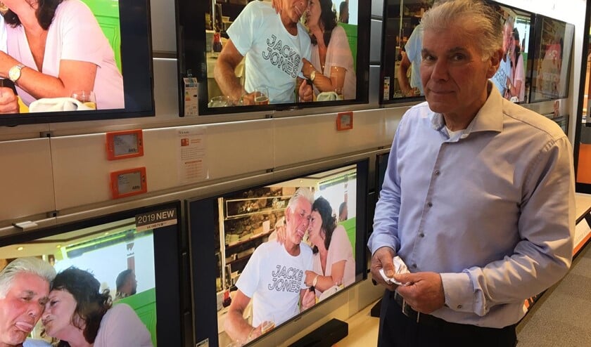 Het pensioen van Ed is groot nieuws op de schermen in de winkel.