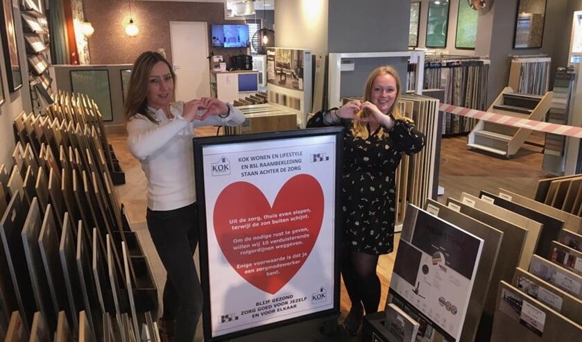 Carina en Astrid van Kok Wonen en Lifestyle maken een hartje voor de zorg.