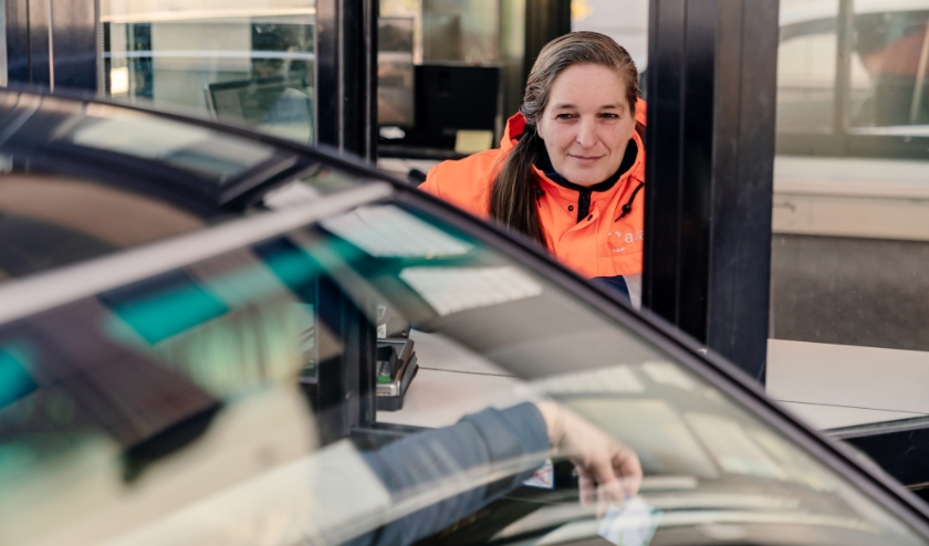 Medewerker milieustraat Miranda van Leeuwen: “We werken keihard om iedereen te kunnen helpen, maar we hebben ook de hulp van de bewoners nodig. Kom alleen naar de milieustraten als het echt moet!”