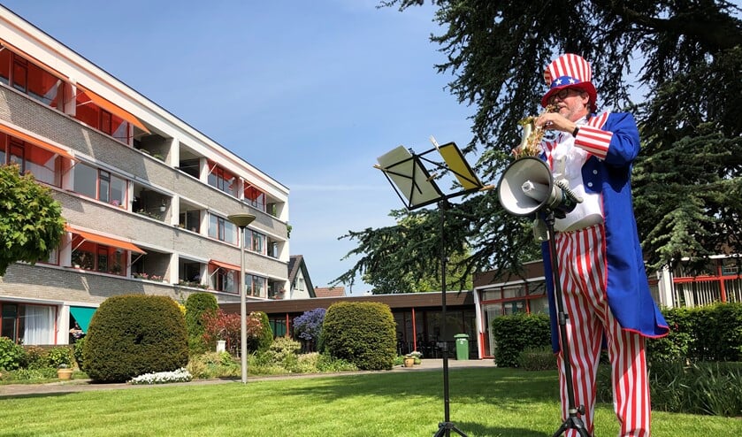 Huib Visser gaf vorige week donderdag een concert op zijn bijzondere sopraansaxofoon bij het Helmhuis in Pijnacker. Hij deed dit voor alle bewoners, waaronder zijn eigen moeder. (foto: Martijn Mastenbroek)