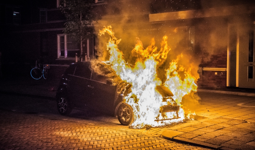 Een auto gaat in vlammen op aan de Prins Bernhardlaan in Leidschendam (archieffoto: Sebastiaan Barel).