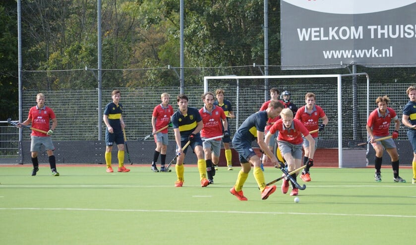 De trainingen zijn na lange tijd eindelijk weer gestart op Hockeyclub Pijnacker. (foto: Stefan Knijnenburg)
