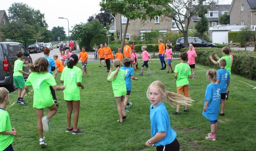 De kinderen speelden een trefbaltoernooi in kleurige gesponsorde T-shirts (foto: pr).