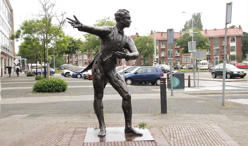 Beeld 'De Tobbe-vrijwilliger' (2001) van Guido Sprenkels aan de Prins Bernhardlaan/De Vliegerlaan (foto: Marian Kokshoorn).