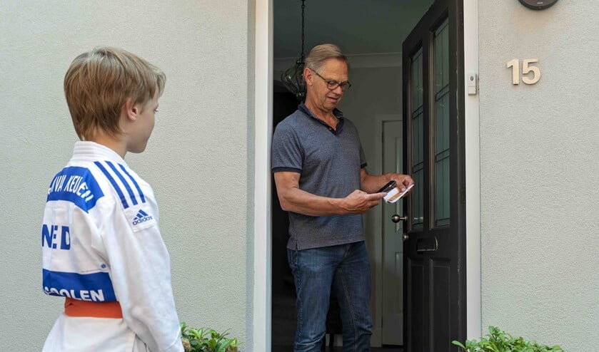 De koper van een lot van de Grote Clubactie scant voor betaling de QR-code (foto: pr/Mel van Dooren).