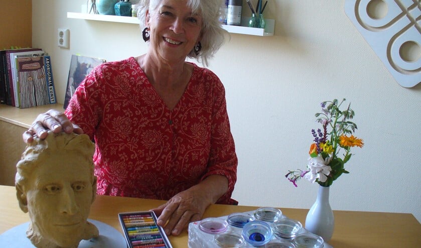 Thea Hoogstraaten helpt mensen door middel van kunstzinnig therapie.