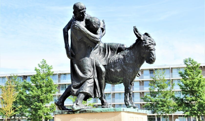 'De Barmhartige Samaritaan' (1940) van Albert Termote aan de Burg. Banninglaan 1 in Leidschendam (foto: Marian Kokshoorn).
