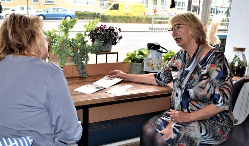 Mariët Westerduin organiseert in overleg met de nabestaanden een crematie of begrafenis die zo goed mogelijk past bij de overledene (foto: Inge Koot).