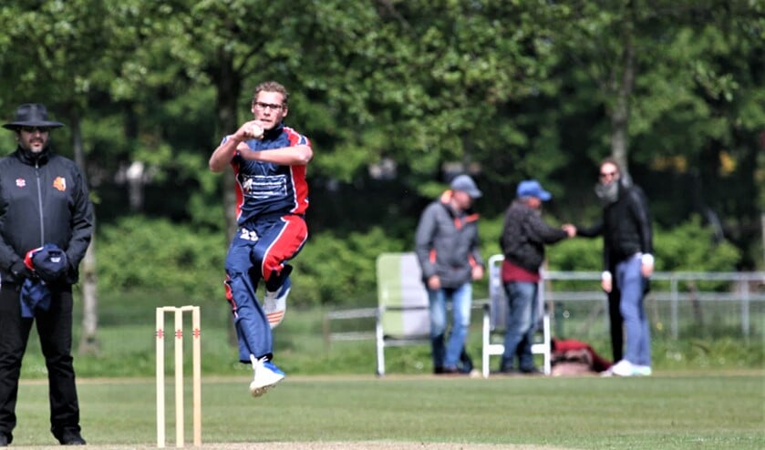 Bowler Viv Kingma nam afgelopen zondag twee wickets (foto: pr VCC).
