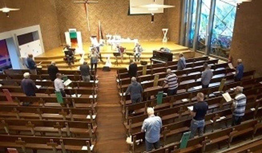 Shantykoor Midscheeps oefent in de grote zaal van de Kruisheuvelkerk in Leidschendam (foto: pr).