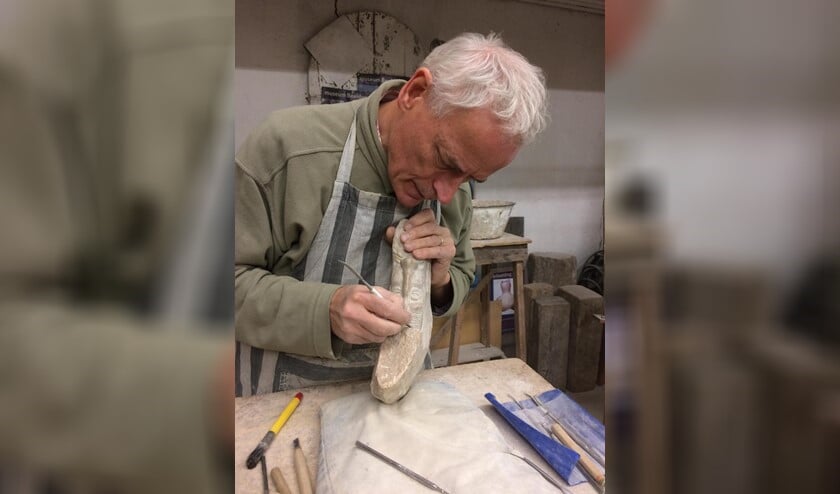 Harry geconcentreerd aan het werk.