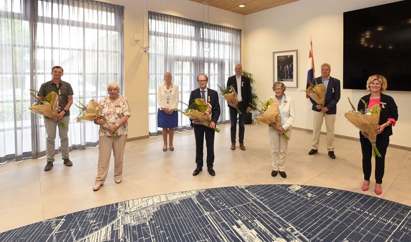 De burgemeester en de zeven gedecoreerden. Van links naar rechts: René Hofman, Wil Bubbert, Joop van den Berg, Hendrik-Jan van der Waal, Joke van Hagen, Jaap Mensink en Connie Slob. (foto Cok van den Berg)