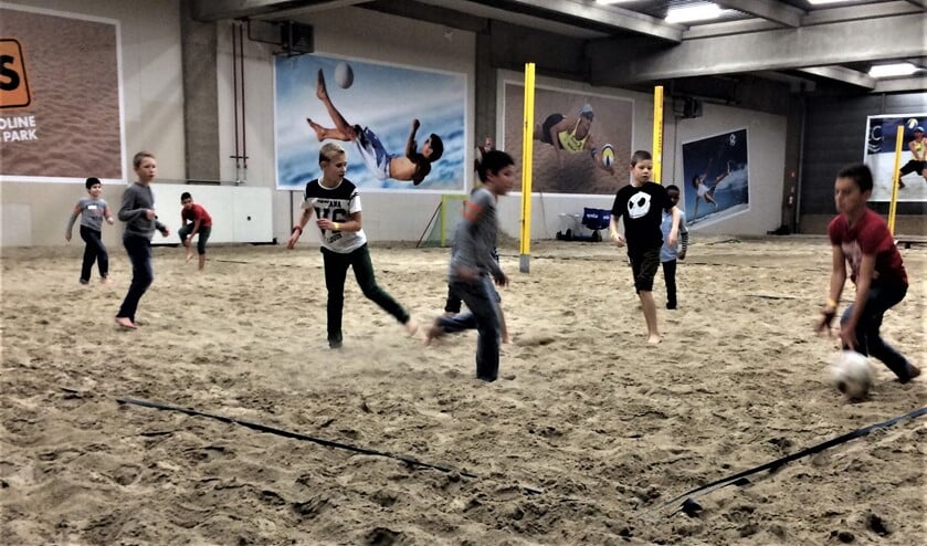 De groep gaat trampolinespringen, beachballen en pizza & poffertjes eten (archieffoto Woej).
