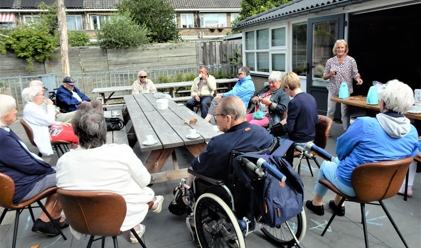 Koffie op enige afstand in de tuin van wijkcentrum De Boot in Damsigt (foto: pr).