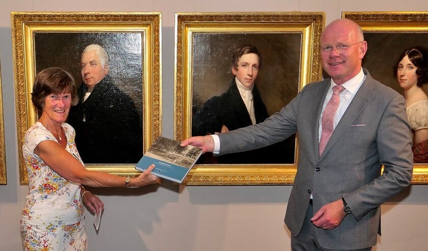 Burgemeester Tigelaar ontving vrijdagmiddag uit handen van Frouwke de Boer een exemplaar van het boek over de geschiedenis van park Vreugd en Rust (toto: Ot Douwes).