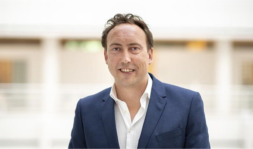 Raadslid William de Blok van Hart voor Den Haag: ‘Zonde om de mooie groene bomenrij op te offeren voor een 9 meter hoge wand van een schietbaan.' Foto: Gemeente Den Haag