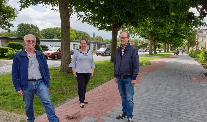 Koos van der Elst, Joop van den Berg en Ilona Jense zijn blij dat de klus geklaard is.
