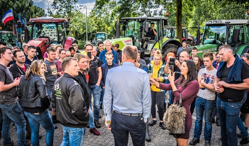 Boerenprotest bij het Centraal Bureau Levensmiddelenhandel (CBL) aan de Overgoo in Leidschendam (foto: Sebastiaan Barel).
