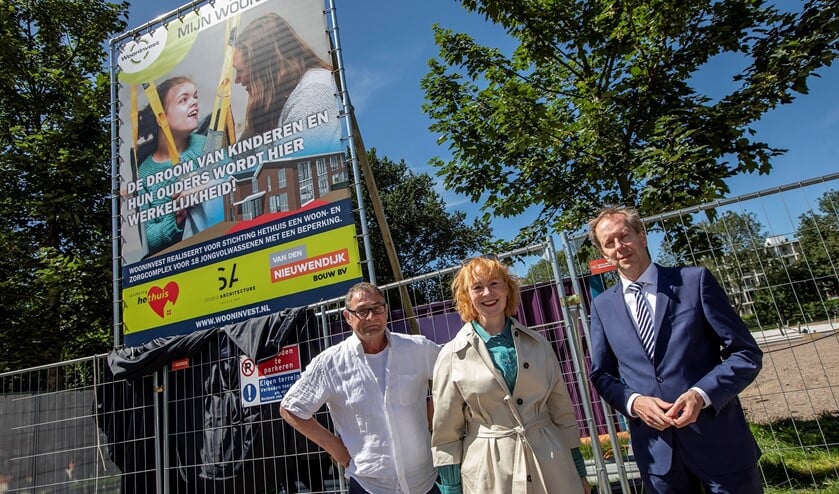 Marianne Straks (WoonInvest), Migiel van Lier (Hethuis) en wethouder Jan-Willem Rouwendal bij het bouwbord (foto: Thierry Schut).