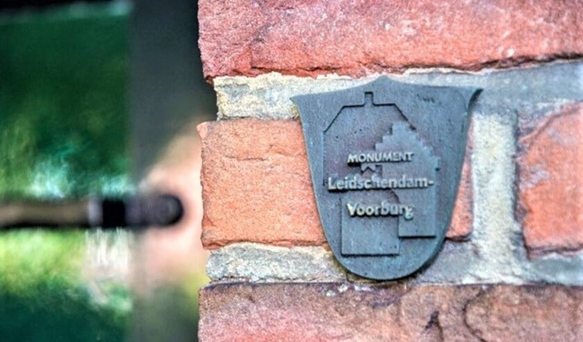 <p>Het plaatje dat op een pand aangeeft dat het een gemeentelijk monument is (archieffoto gemeente LV).</p>
