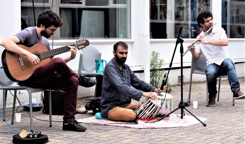 Juliano Abramovay (Oud en Gitaar), Ivan Vendemiatti (Bansuris), Tarang Poddar (Tabla), Saulo Bortoloso (Percussie) lieten prachtige klanken horen.