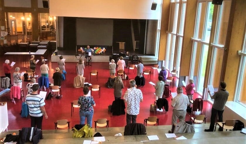 De repetitie op afstand door het koor Corda Cantate (foto: pr).