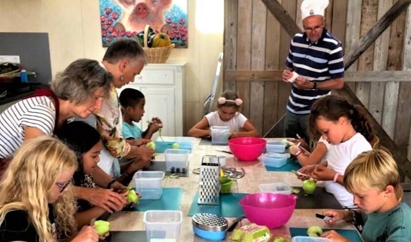 Koken met KIaske in de Stadstuin Rusthout; een van de activiteiten tijdens de Zomerweek (foto: pr).