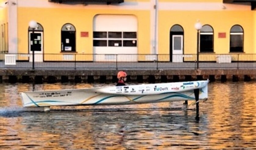 TU Delft Solar Boat 2020 tijdens een vaartest op de Schie (foto: Emma Linders).