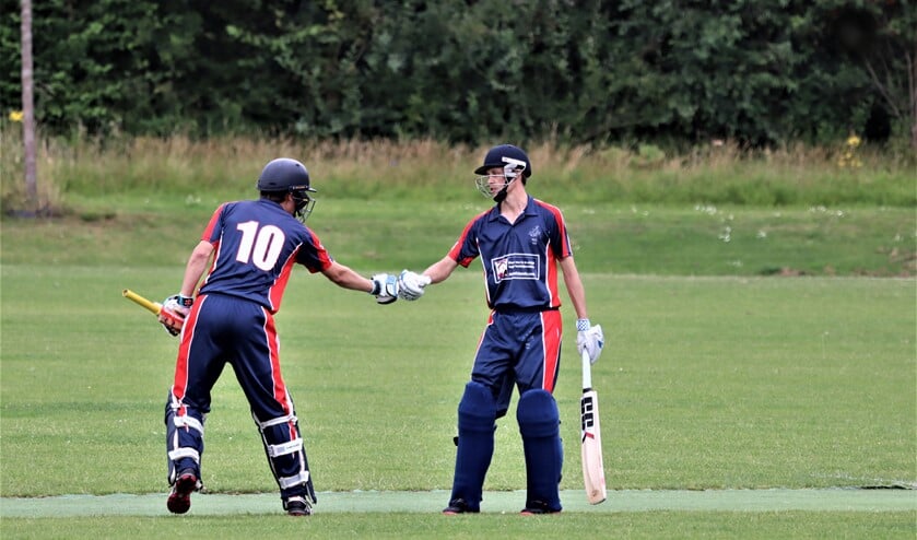Floris de Lange (10) feliciteert Righardt Pieterse coronaproof met diens eerste 50 in de Topklasse (foto: Catch of the Day BV).