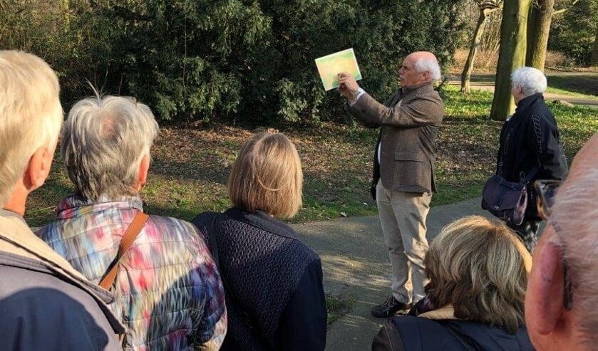 Wandeling door Voorburg onder leiding van een gids (foto: Ronald Meek).
