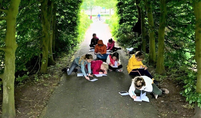 Op de buitenplaats van Huygens' Hofwijck werd er in de schaduw van een paar heggen lustig op los gekrijt (foto: Annemieke Fierinck).