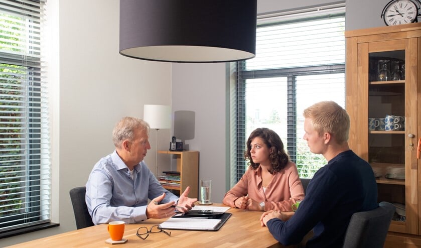 <p>Albert gaat naar de mensen thuis of hij ontvangt ze in zijn huiselijke kantoor aan de Julianalaan. (Foto's: Marie-Louise Boissevain)</p>
