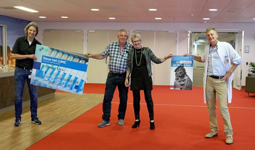 Marry de Baat en haar man overhandigen de cheque.
