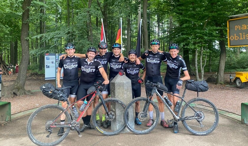 Het zevental: Joost van der Helm, Tom de Vreede, Dennie van Leeuwen, Matthijs Bunnik, Roald Bode, Gijs van der Helm en Ferry van Buijtene.