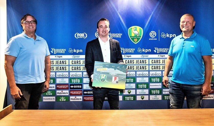 Links Alex Wijnen (voorzitter RKAVV) en rechts Robin Verhage (TC onderbouw RKAVV) flankeren Falco van der Eijnden van ADO Den Haag (foto: pr).