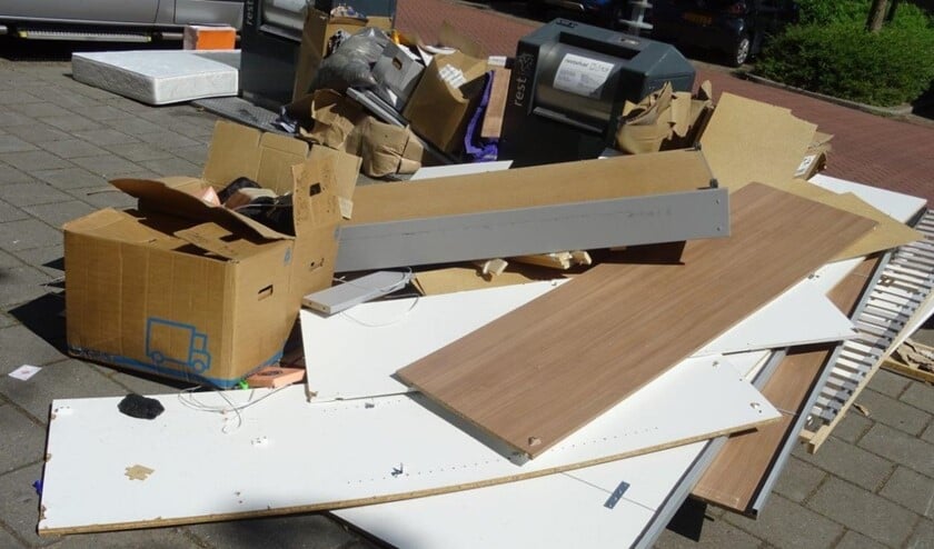 Illegaal gedumpt afval bij een milieupark (foto's: Ap de Heus).