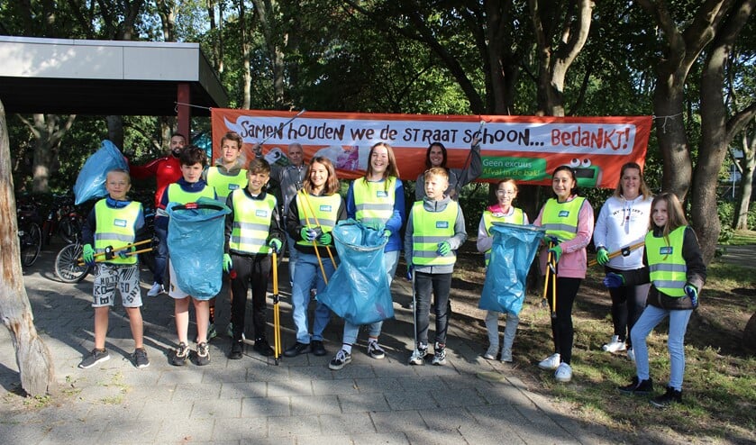 <p>Wethouder Ilona Jense-van Haarst gaf het startsein voor de actie en ging zelf ook actief mee op pad. (Foto's: Martijn Mastenbroek)</p>