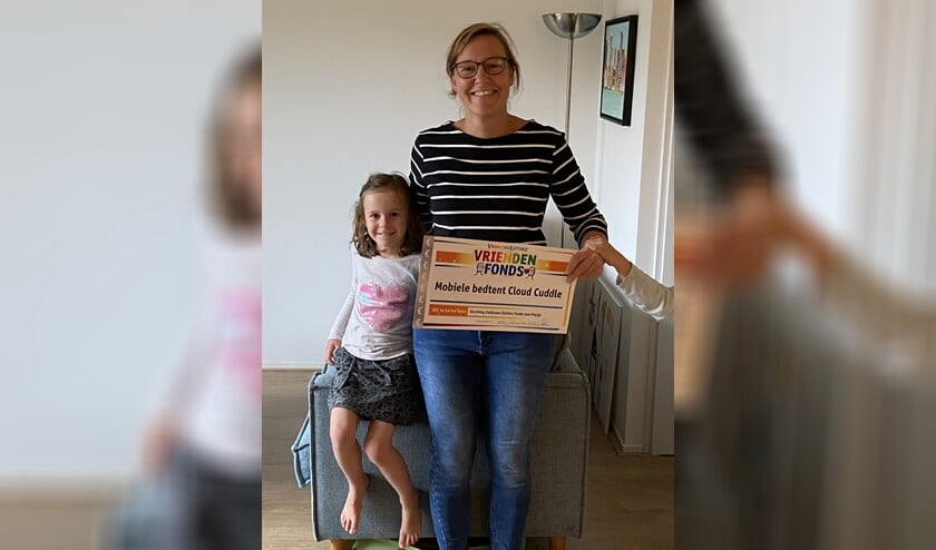 De moeder en zus van Pepijn dolblij met de cheque van het VriendenFonds van de VriendenLoterij.