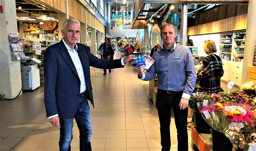 De heer Maarten Taal (rechts) overhandigt de cadeaubonnen aan vice-voorzitter de heer Cees Henze van Grand Cru’82 (foto: pr).