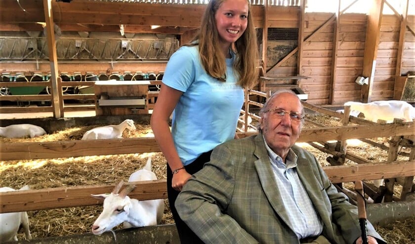 De bezoekers van Duivenvoorde maakten onlangs een uitstapje naar boerderij ‘t Geertje in Zoeterwoude. Op het programma stond o.a. knuffelen met schaapjes, het voeren van geitjes en pannenkoeken eten.