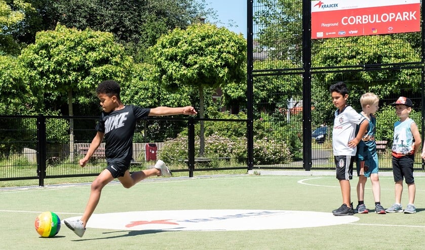 Voetbal op een van de playgrounds in Leidschendam-Voorburg (archieffoto SenW; Michel Groen).