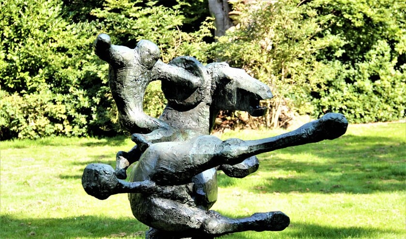 <p>Het beeldhouwwerk ‘Vallende ruiter’ van Frank Letterie in Park Vreugd en Rust in Voorburg (foto: Marian Kokshoorn).</p>