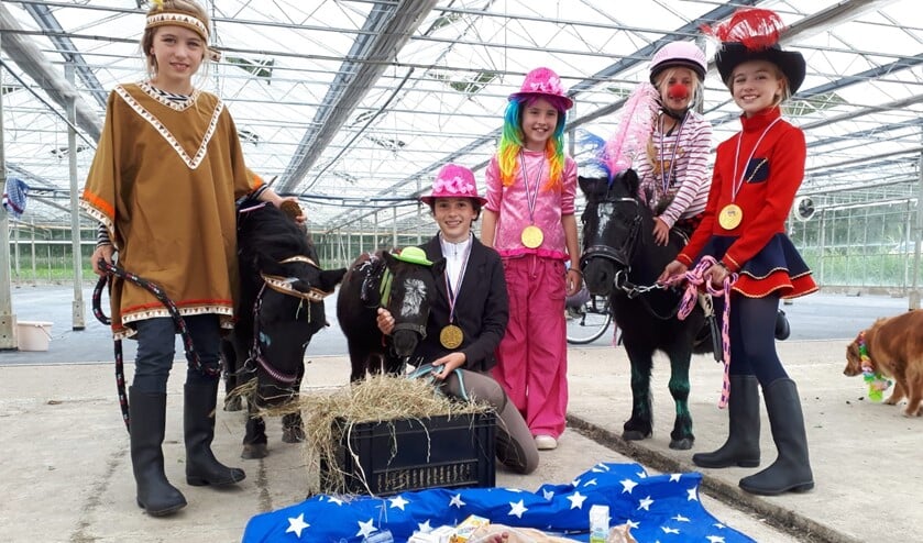 Ook de Ponybrunch ging dit jaar niet door. En dus organiseerde Jacqueline Brouwer met vijf kinderen en drie pony’s een alternatieve Ponybrunch op eigen terrein.