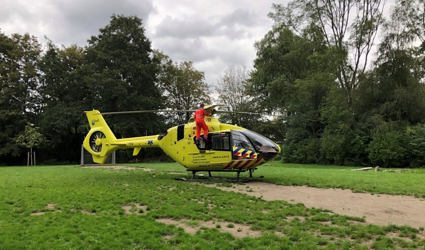 De helikopterpiloot voerde meteen even een kleine technische inspectie uit. Foto: Martijn Mastenbroek